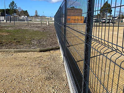 La nouvelle clôture est en place !